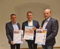 Bild: Sophia Hammer/exb
Bürgermeister Norbert Eckl (links), der Teunzer Ortsvorsitzende Adolf Hammer (Mitte) und der Ortsvorsitzende von Wildstein, Robert Hechtl (rechts) präsentieren den neuen Kalender.