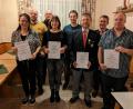 Bild: Georg Schatz/exb
Mitgliederehrung beim BRK: Angela Kummert-Schleicher (vorne mit Urkunde von links), Gabriele Schatz, Markus Dörres, Michael Fronhöfer sowie (hintere Reihne) Christopher Dettenhöfer, Stefan Bernhardt, Alexander Schatz und Thomas Rauch.