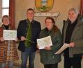 Bild: kki
Die Vorsitzenden des OGV Pirk Angelika und Alois Meindl überreichten zusammen mit Rosa Prell den Abfallkalender 2023.