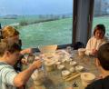 Bild: Irene Fritz/exb
Keramische Gießtechniken lernten Mädchen und Buben der Mittelschule vorm Panoramafenster der Kulturwerkstatt Kalmreuth kennen.