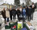 Bild: Mittelschule Waldsassen/exb
Schulleiterin Claudia Strobel-Dietrich, Paula Schnurrer, Ina Fischer, Alina Kreuzer, Emily Schreiner mit Schulhündin Indra, Mia Saller, Simon Stier, Simon Hoschek, Paul Nürbauer (alle Klasse 7 GTK) und Tierheimleiterin Daniela Riedl (von links) bei der Übergabe der Spenden.