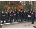 Archivbild: mmj
Die Auftritte in Nürnberg gehörten für die Schönseer Sänger zum festen Repertoire der Vorweihnachtszeit: Im Bild der Männerchor mit Dirigent Andreas Wirnshofer und die Instrumentalisten vor dem Altar der Frauenkirche bei einem ihrer Gastspiele.