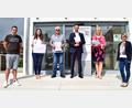 Bild: no
Nach der Vertragsunterzeichnung vor dem Illschwanger Rathaus (von links): Juniorchef Philipp Deinhard, Elisabeth Voit von der Kämmerei der Verwaltungsgemeinschaft, Geschäftsführer Chris Brandl, Birgland-Bürgermeisterin Brigitte Bachmann und die Leiterin der Verwaltungsgemeinschaft, Isabel Köstler.