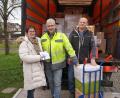 Bild: fvo
Frauenbundvorsitzende Sieglinde Zielbauer, Truckerfahrer Ludwig Wüst aus Georgenberg und Matthias Nickrawietz aus Flossenbürg (von links) freuen sich, dass sie bedürftigen Menschen helfen können.