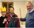 Bild: rhi
Stadtpfarrer Christian Kalis (rechts) und der Vertreter des Kindermissionswerks, Sebastian Ulbrich, begleiten die Sternsinger aus Schwandorf beim Empfang des Bundespräsidenten. Zur Gruppe gehört auch Madeleine Mieschala (links).