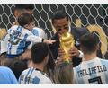 Bild: Robert Michael/dpa
Nusret Gökçe, alias Salt Bae, küsst den WM-Pokal - dabei hätte er nicht auf dem Feld sein dürfen.