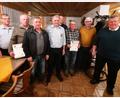 Bild: oe
Die Reservistenkameradschaft Ammerthal zeichnet langjährige Mitglieder aus. Ihnen gratulieren Vorsitzender Peter Friedrichs 
 (links) und Xaver Weber von der Kreisgruppe Oberpfalz (rechts).