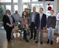 Bild: FOS/BOS Marktredwitz/exb
Heike Browa (links) nahm die Hilfspakete von (von links) Marc Moyé, Kristina Paul, Michael Schmidt (Schulleiter), Peter Braune (stellvertretender Schulleiter der FOS/BOS) und Jessica Neimann entgegen.