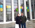 Bild: pz
Schwester Sophia Schlembach und Rainer Schmitt freuen sich über das gelungene Werk. Den aus Lamberts-Glastafeln gefertigten Adventskalender an der Fensterfront des Gästehauses St. Joseph hat Glaskünstler Rahmi Schulz gestaltet.