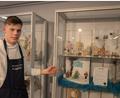 Bild: Susanne Forster
Der 19-jährige Tillmann Prölß zeigt auf eine Vitrine, in der einige seiner Werke zu bewundern sind. Geschnitzt hat er neben einer Reihe von Tieren auch Ex-Bundeskanzlerin Angela Merkel in typischer „Rauten-Pose“ (unten rechts).