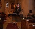 Bild: jba
Alexander Klettner (auf der Leiter) ist der Dienstälteste der Feuerwehrtruppe, die seit Jahren den Baum in der katholischen Kirche in Flossenbürg schmückt.