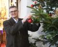 Bild: Gabi Schönberger
Mit Strohsternen und Glaskugeln schmückt Pfarrer Márcio Trentini den Weihnachtsbaum in der evangelischen Kirche in Kohlberg. In seiner brasilianischen Heimat steht der Baum – so er nicht wie zumeist einer aus Plastik ist – im Eiswasser. Wattebäusche dienen als Schneeersatz-Dekoration.
