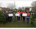 Bild: mis
Beim Christbaumverkauf der Tennisfreunde aus Wernberg-Köblitz kam eine stolze Summe von 1.500 Euro zusammen. Über je 500 Euro können sich die Jugendgruppen der Feuerwehren Oberköblitz und Wernberg und die Jugend der Sportangler freuen.
