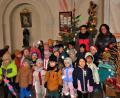 Bild: jml
Wenn so viele kleine Hände den Christbaum schmücken, dann muss das doch etwas Schönes werden, finden Kindergartenleiterin Marion Eitel (hinten, rechts) und ihr Team.