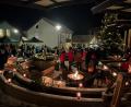 Bild: sgs
Der mit zahlreichen Kerzen beleuchtete Dorfplatz lud viele Besucher zur Einstimmung auf Weihnachten ein.