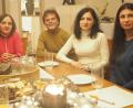 Bild: bl
Alina Kbiltsetskhlashvili (links) übersetzt die berührenden Berichte der beiden Geflüchteten Jana Halaiko und Tetiana Buchenko (rechts). Albert Bruckner (Zweiter von links) ist als Vorsitzender der Nabburger Tafel mit vielen solcher Schicksale konfrontiert und hat für das Treffen sein Wohnzimmer zur Verfügung gestellt.