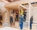 Bild: sfo
Die Helfer packen gemeinsam an, um eine Deckenverkleidung zu montieren. Die Rohbauteile bestehen aus Spanplatten. Die Bauteile sind zum Teil schon in den Sommermonaten vorbereitet worden.