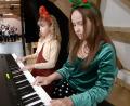 Bild: Kunz
Rebecca Schmidbauer und Anais Consuegra spielen vierhändig "Kling Glöckchen" und "Alle Jahre wieder".