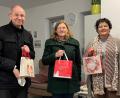 Bild: u
Stadtpfarrer Johann Hofmann (links) und Pfarrgemeinderats-Sprecherin Beate Dietrich (Mitte) überreichen Heimleiterin Astrid Geitner als Weihnachtspräsent für die Heimbewohner mit Pflegemitteln gefüllte Tüten.