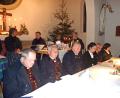 Bild: mag
Die Ereignisse der Heiligen Nacht, wie sie die Bibel schildert, erzählten Mundartsprecher im Altarraum der Christuskirche in Schwend nach.
