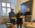 Bild: ads
Pfarrer Markus Brunner (rechts) übergab einen Teil der Pakete an Marianne Gutwein (Mitte) und Sabine Baumeister-Kiener vom Sozialdienst katholischer Frauen.
