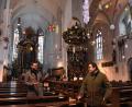Bild: Stephan Huber
Drinnen kälter als draußen: In den Gemäuern der Stadtpfarrkirche St. Marien aus dem 14. Jahrhundert hat es derzeit nur frostige zwei Grad – trotz Sitzheizung unter den Bänken. Kaplan Lucas Lobmeier (links) und Pfarrer Herbert Mader behelfen sich mit Humor – und warmer Kleidung im Schichtprinzip.