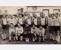 Bild: Archiv Bäumler
Ein legendäres Foto: Die Schwarzenfelder Kickers eines Promi-Turniers im Jahr 1982, im Hintergrund das AC-Heim.