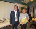 Bild: fg
Erwin Zach (rechts) hat die meisten Sitzungen des Stadtrats im vergangenen Jahr besucht. Bürgermeister Hermann Falk überreicht ihm ein Geschenk.