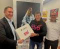 Bild: Roman Schell/exb
Martin Schertel (Personalwesen). Georg Piehler (Betriebsrat) und Gerhard Hirschberg (Produktionsleitung) freuen sich über den Erfolg der Weihnachtstruckeraktion in ihrer Firma.