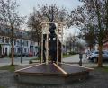 Bild: jr
So präsentiert sich bis auf weiteres der Zoiglbrunnen am Oberen Markt in Mitterteich. In diesen Tagen wurde die Skulptur aufgestellt und für die restliche Dauer der Weihnachtszeit mit Holzlatten mit Lichterkette umrahmt. Das Brunnenbecken bleibt über den Winter abgedeckt.