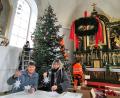 Bild: Portner
Erika Hammerer (links) und Andrea Pfaffl schmücken die sieben Meter hohe Tanne in der Pfarrkirche Schönsee mit 120 geklöppelten Sternen und vielen roten Kugeln. Das Bauhof-Team unterstützt auf der Leiter.