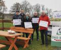 Bild: Martin Schmid/Steinwald-Allianz/exb
Zum Einreichen von Projektanträgen für das Regionalbudget und den Verfügungsrahmen Ökoprojekte riefen auf: (von links) Bio-Landwirt Matthias Zahn, Steinwald-Allianz-Geschäftsführer Martin Schmid, Elisabeth Waldeck, Bürgermeister Werner Prucker (Reuth bei Erbendorf) und Johannes Reger, Vorsitzender der Steinwald-Allianz.