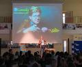 Bild: Andreas Appel/exb
Comedian Johannes Schröder trat in der Fachober- und Berufsoberschule in Amberg auf.