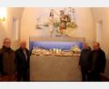 Bild: flt
Pfarrer Thomas Thiermann (rechts) bedankte sich bei den engagierten OWV-Verantwortlichen, die dieses Schmuckstück für einige Wochen in der Pfarrkirche in Plößberg zur Ausstellung bringen. Am Aufbau beteiligt waren unter anderem der Schnitzer der Krippe, Siegfried Sollfrank (Zweiter von rechts), sowie (von links) der Leiter des Krippenmuseums, Manfred Kopp, und Vorsitzender Robert Hecht.