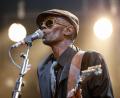 Bild: Peter Klaunzer/KEYSTONE/dpa
Maxi Jazz, Sänger und Frontmann der britischen Trip-Hop-Dance-Band Faithless bei einem Konzert 2015 in Bern.