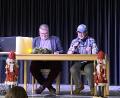 Bild: Martina Sitzmann/exb
Zu einer Weihnachtslesung kamen Fabian Borkner (links) und Wolfgang Subirge an die Nabburger Realschule.