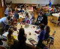 Bild: le
Wieder war es ein voller Erfolg. Kinder und Eltern waren dankbar für die Aktion „Kinder warten aufs Christkind“, das die CAJ-Gruppe unter Leitung von Alexandra Gailitzdörfer am Heiligen Abend abhielt.