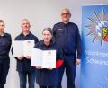 Bild: Polizeiinspektion Schwandorf/exb
Polizei-Inspektionsleiter Armin Kott (rechts) und seine Kollegin Karolin Brunner(links) ehrten die Sicherheitswacht-Mitglieder Petra Kamecke und Alois Windisch.