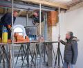 Bild: bsc
Die Umbau- und Sanierungsarbeiten im alten Lehrerwohnhaus gehen zügig voran. Bürgermeister Oskar Schuster (rechts) steht mit den Handwerkern stets in engem Kontakt.