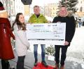 Bild: Thomas Graml, Stadt Amberg/exb
Oberbürgermeister Michael Cerny (rechts) und Heike von Eyb (links) übergeben einen 2000-Euro-Scheck für das Projekt „1000 Schulen für unsere Welt“ an Thomas März-Kronfeld von Socialis for The Gambia.