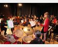Bild: kro
Das Große Orchester des Stiftland-Gymnasiums spielte unter anderem „Hallelujah“ von Leonard Cohen.