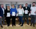 Bild: Elisabeth Scheidler/exb
Bei der Jahresabschlussfeier des Roten Kreuzes: Der stellvertretende Leiter Maximilian Lang sowie die Geehrten Angelika Probst, Maria Schneeberger, Martina Prechtl, Patrick Wolf und Artur Fritz (von links).