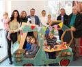 Bild: Niklas Kern/exb
Groß war die Freude bei der Spendenübergabe der Briefmarkenfreunde an das Kinderhaus.