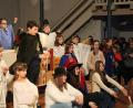 Bild: prh
22 Mitwirkende im Alter von zwei bis 79 Jahren spielten im Familiengottesdienst am Heiligen Abend die biblische Weihnachtsgeschichte in einem Krippenspiel nach.