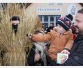 Bild: kro
Nach anfänglicher Skepsis reichte der kleine Bub der "Spuchtel" einen "Klopfer". Der Auftritt der wilden Gestalten in Münchenreuth fand wieder eine große Resonanz.