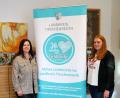 Bild: Fabian Polster/Landratsamt Tirschenreuth
Schirmherrin Claudia Grillmeier (links) und Landratsamtsmitarbeiterin Lena Schedl haben in diesen Tagen viel zu tun. In der Weihnachtszeit ist die Zahl der Anträge bei der Hilfsaktion "Lichtblicke" besonders groß.