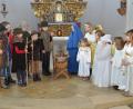 Bild: dob
Es ist immer ein großer Augenblick, wenn sich am Heiligen Abend bei Einbruch der Dunkelheit die Geburt des Jesuskindes in der Benefiziumskirche St. Johannes Nepomuk ereignet und die Teilnehmer des Krippenspiels mit leuchtenden Augen diese wunderschöne Geschichte nachspielen, die sich vor über 2000 Jahren in einem Stall von Bethlehem ereignete.