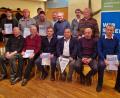 Bild: gel
Für ihren Einsatz ausgezeichnet wurden (hinten, von links): Julian Neumeyer, Tom Ponath, Kai Thiele, Alex Nistschuk, Dominik Dontschenko, Klaus Gilch, Thorsten Kraft und Werner Geiger sowie (vorne, von links) Hans Manthey, Herbert Iberer, Claus Fabig, Markus Harant, Boris Finkel und Erdogan Sahinbay.
