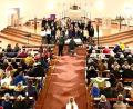 Bild: Peter Ringeisen/exb
Für ihr Adventskonzert hatten sich die Akteure aus den Dr.-Johanna-Decker-Schulen im Kirchenraum von St. Konrad in Ammersricht eingefunden.