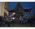 Bild: jr
Der Männergesangverein Mitterteich (rechts) und die Stadtkapelle Mitterteich stimmten zum Abschluss des Singens und Musizierens beim Christbaum gemeinsam „Stille Nacht, heilige Nacht“ an.